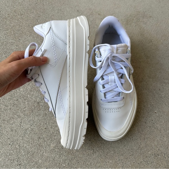 Reebok Women’s sneaker size 8 - Picture 1 of 9